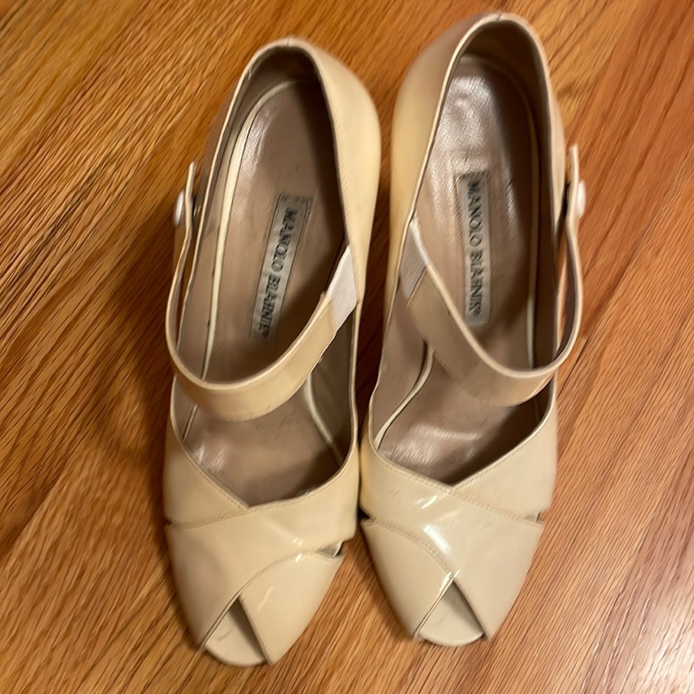 Manolo Blahnik white heel peep toe show